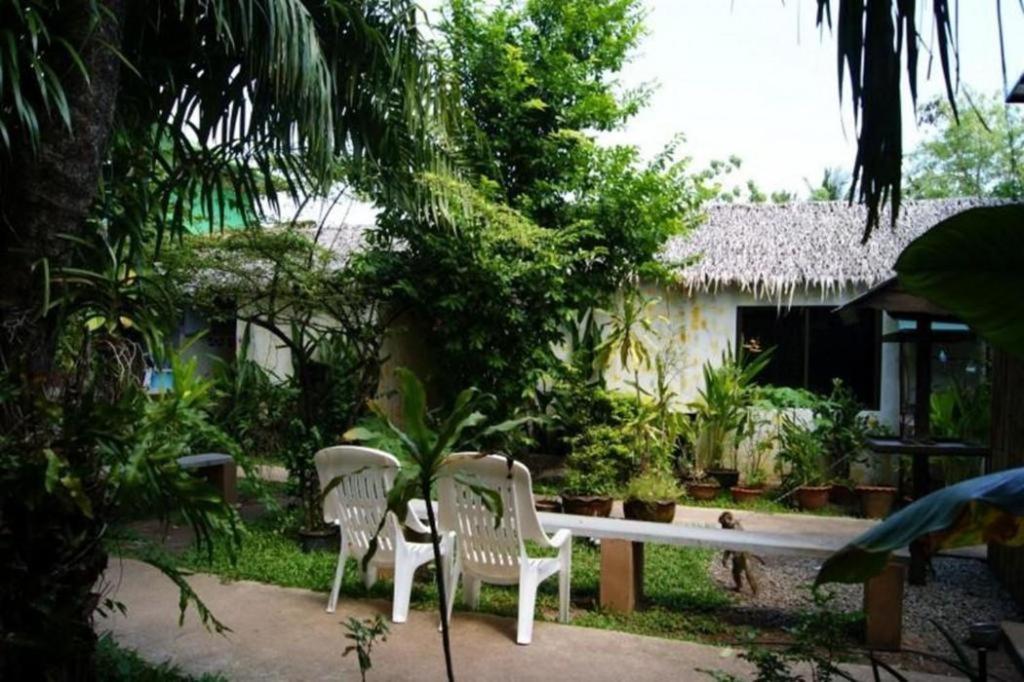 Oyo 1163 Eden Hostel Phuket Eksteriør billede